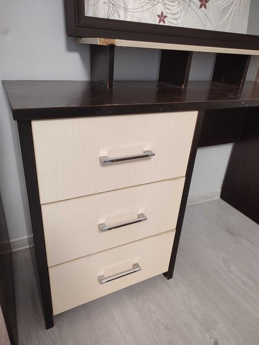 Продам столик, дзеркало,і тумбу