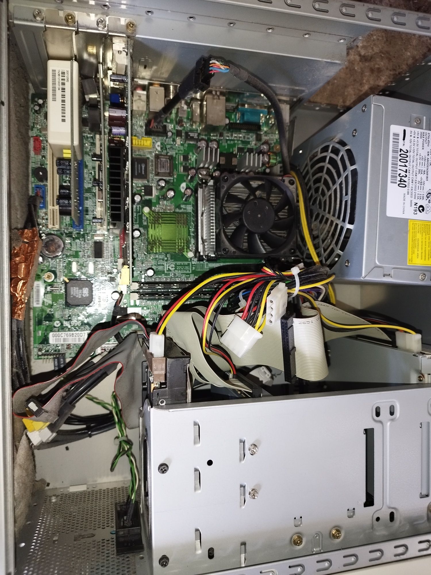 Stary komputer Celeron