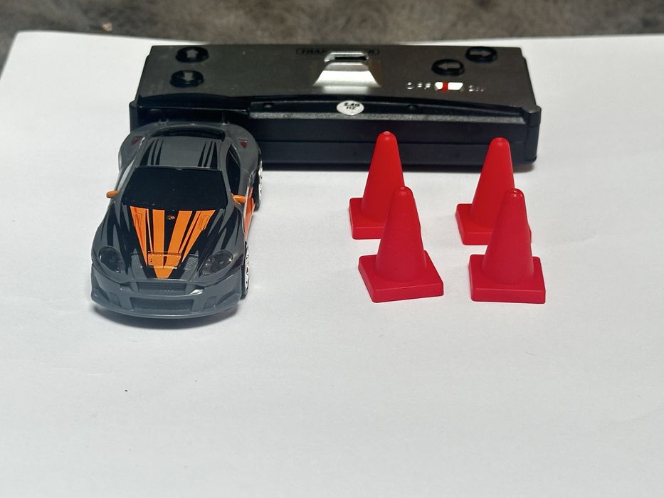 Małe auto sterowane na pilota w puszce