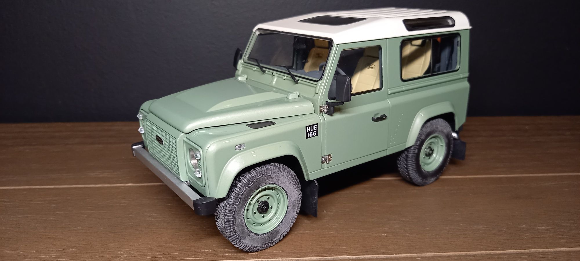 1:18 Land Rover Defender