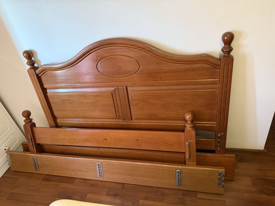 Vendo cama e 2 mesinhas de cabeceiras