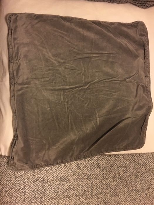 Capas de almofada IKEA em veludo em cinza
