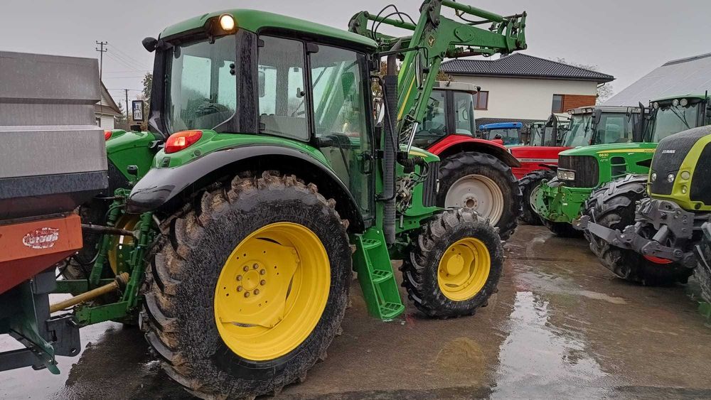 Ciągnik John Deere 6130 z ładowaczem John Deere