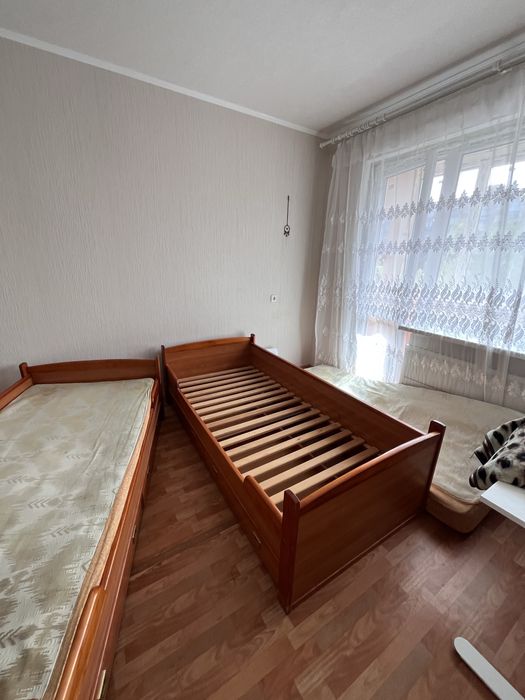 Два односпальні ліжка