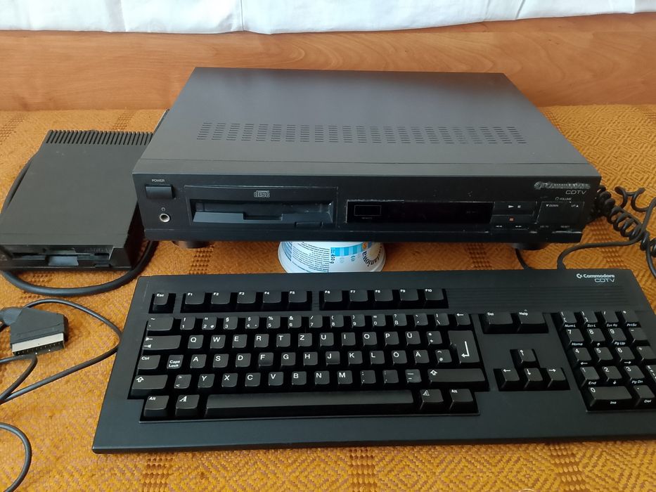 Commodore CDTV + stacja + klawiatura