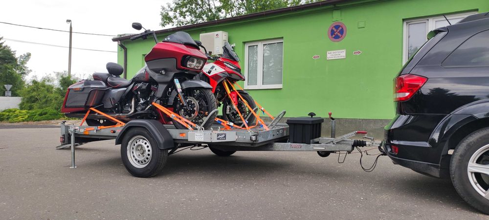 Wypożyczalnia wynajem przyczepy do przewozu motocykli. Transport moto