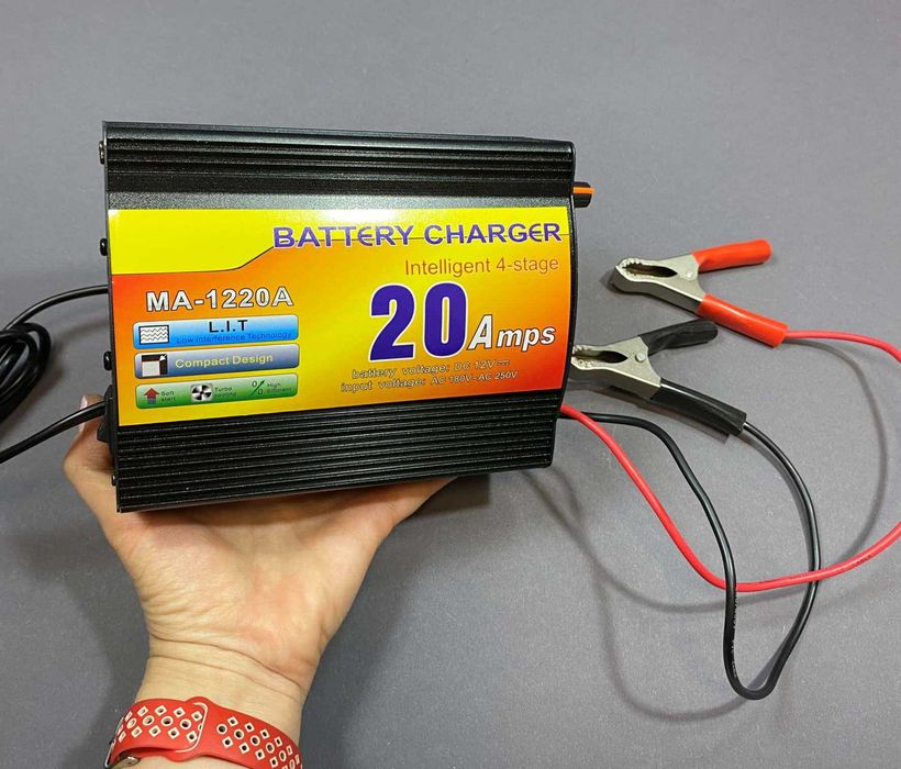 Металевий автомобільний зарядний пристрій на 12V 20A