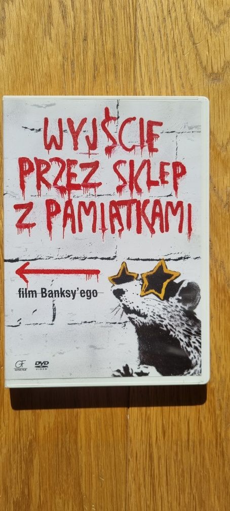 Wyjście przez sklep z pamiątkamy DVD Banksy