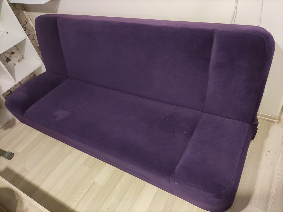 Rozkładana fioletowa kanapa, sofa, tapczan