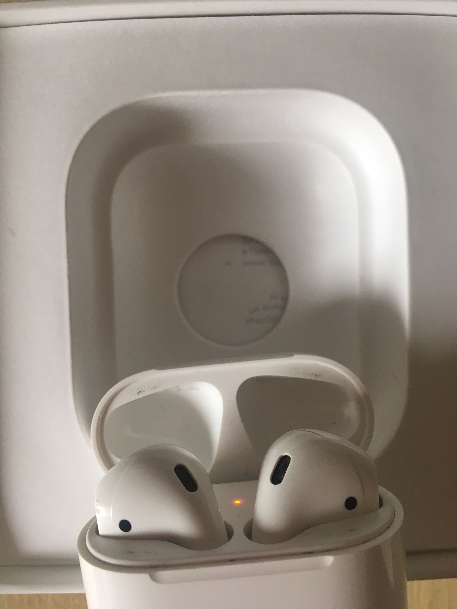 Кейс с наушниками Apple AirPods 2-го поколения