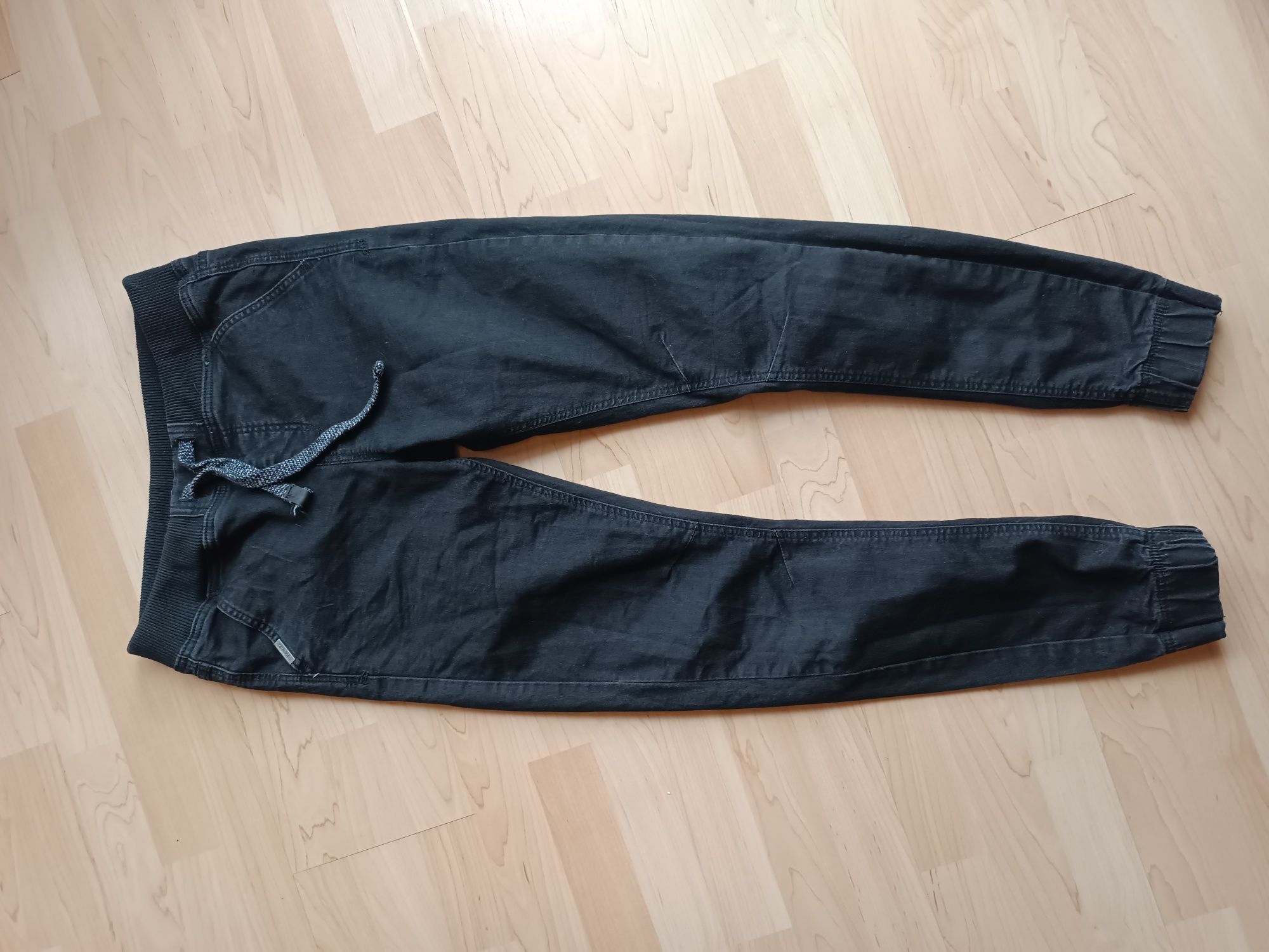 Spodnie  jeans Cropp czarne rozm.28/32