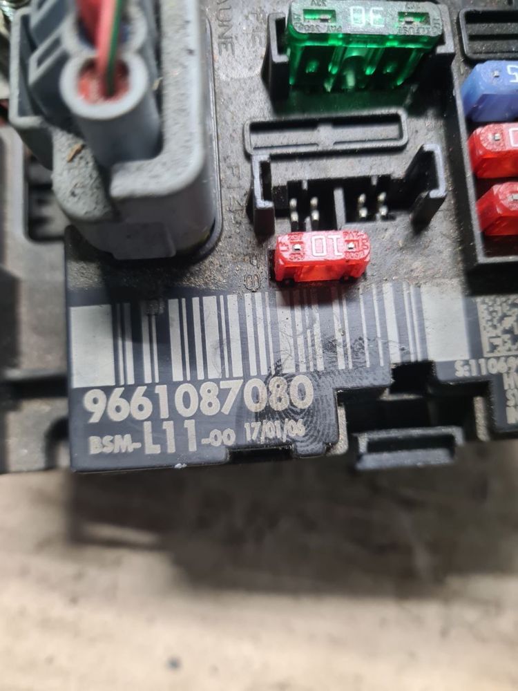 Блок запобіжників предохранітелів 9661087080 Peugeot 307 Citroen