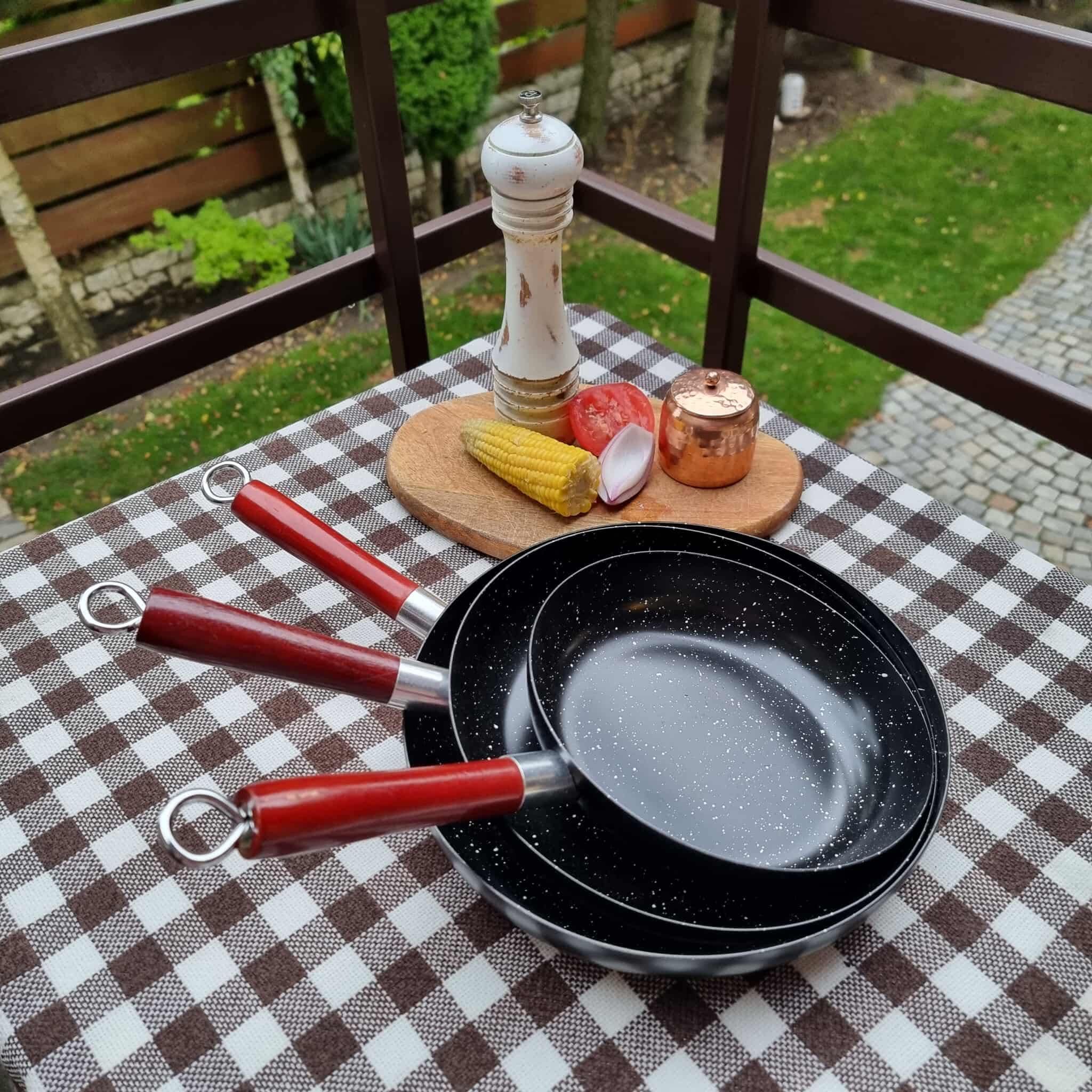 W ofercie trzy nowe patelnie 20/24/26 czm na indukcję i gaz.