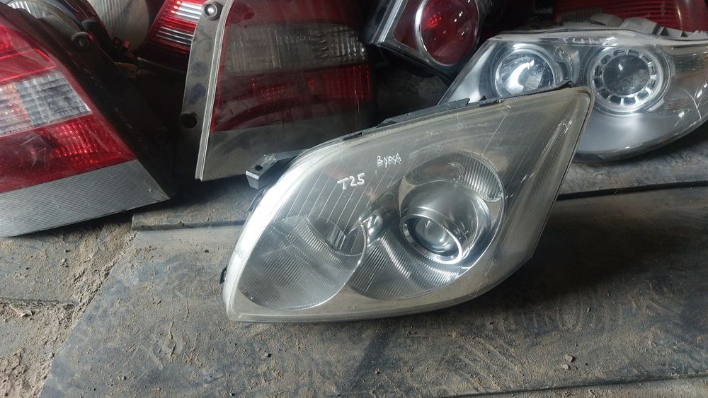 фара лампа Toyota Avensis T25 03-06 ліва