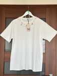 Biała Oversize t-shirt ZARA (replika) z ozdobnymi agrafkami