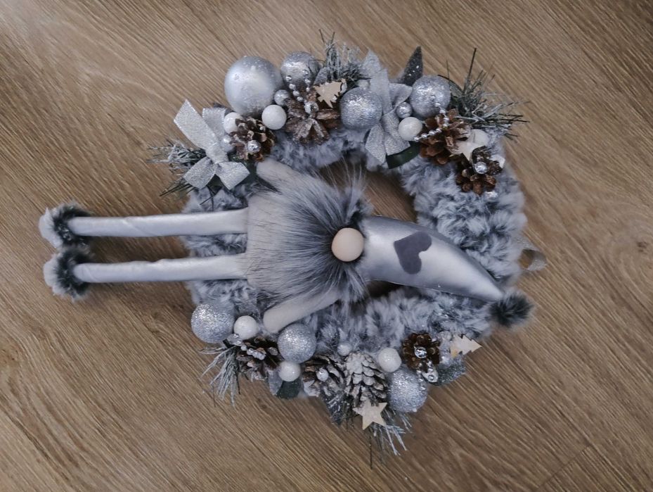 Wianek świąteczny na drzwi