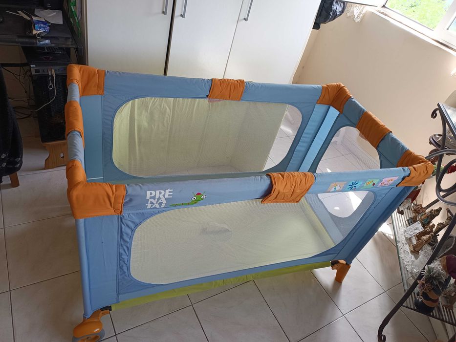 Caminha de bebe com rodas. pratica para levar para passeios