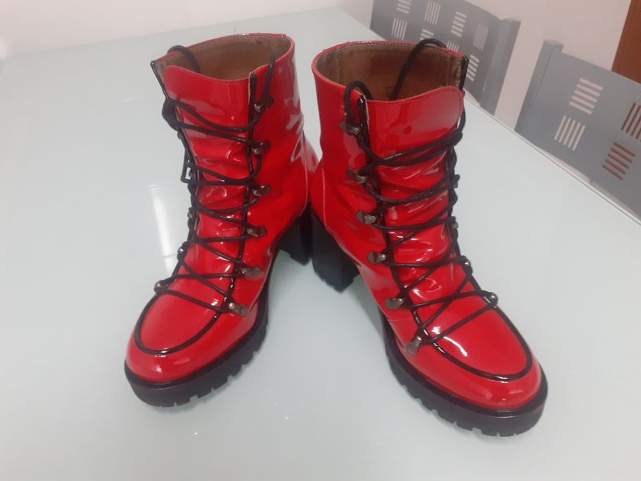 Botas vermelhas verniz marca eureka.
