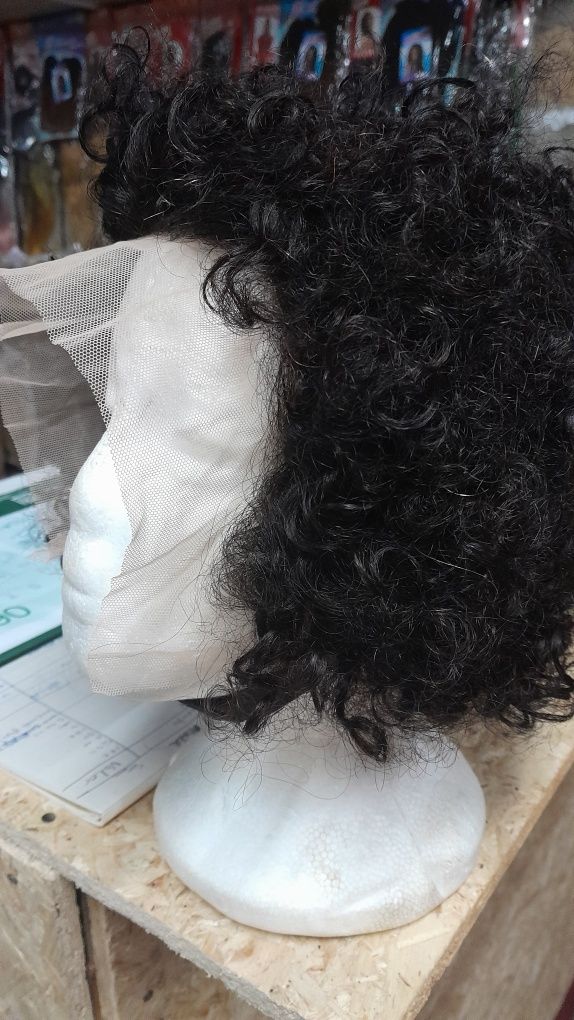 Peruca de cabelo humana cacheada com front