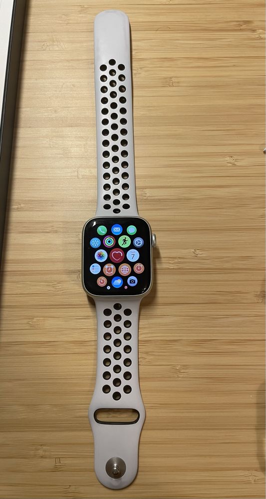 Apple watch SE 44mm com 9 braceletes incluidas