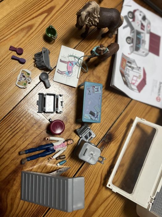 Auto z boksem schleich