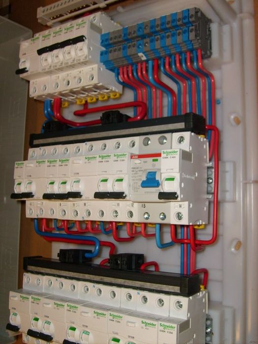Electricista profissional | reparações, instalações e urgências 24h |