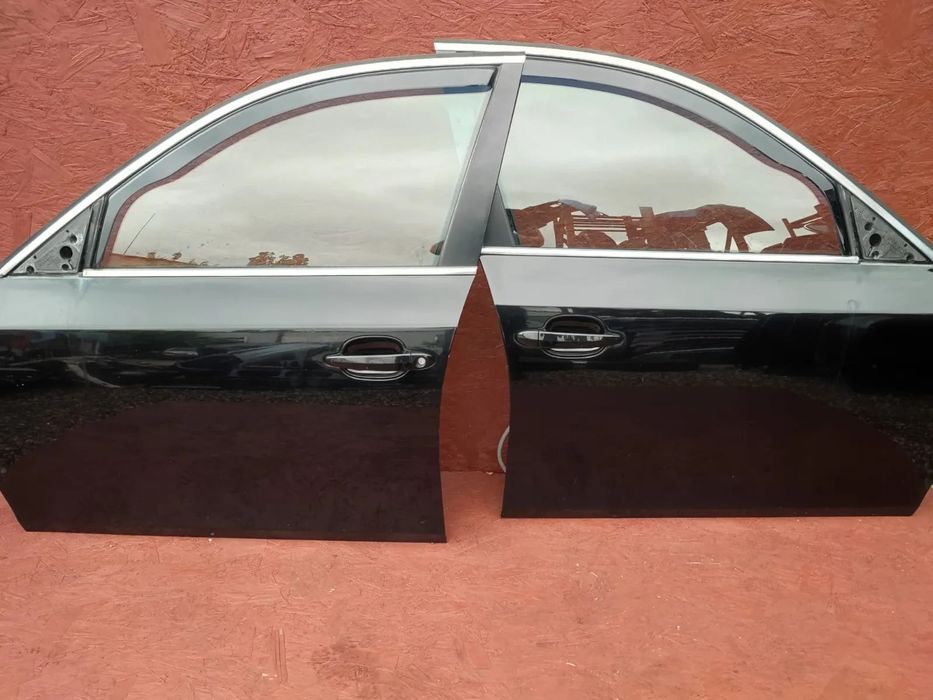 BMW E60 / E60 LCI / E61 / E61 LCI. ORYGINALNE DRZWI PRZEDNIE LEWE / PRAWE EUROPA + SZYBA + WIĄZKA + PODNOŚNIK SZYBY. O NR: 7 202 339 / 7 202 340 / 7 181 003 / 7 111 375 / 7 111 376 / 7 181 004 OEM. W KOL. 668/9 0.5 SCHWARZ 2. W BARDZO DOBRYM STANIE.