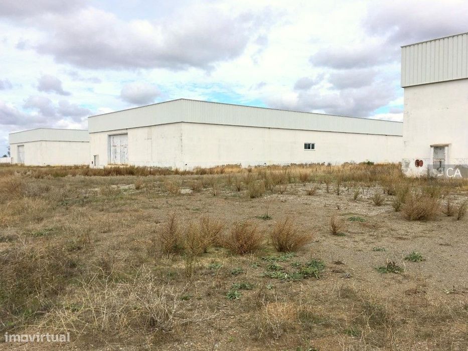 Armazéns e moradia inseridos em terreno com 109.500m² situado em Sa...