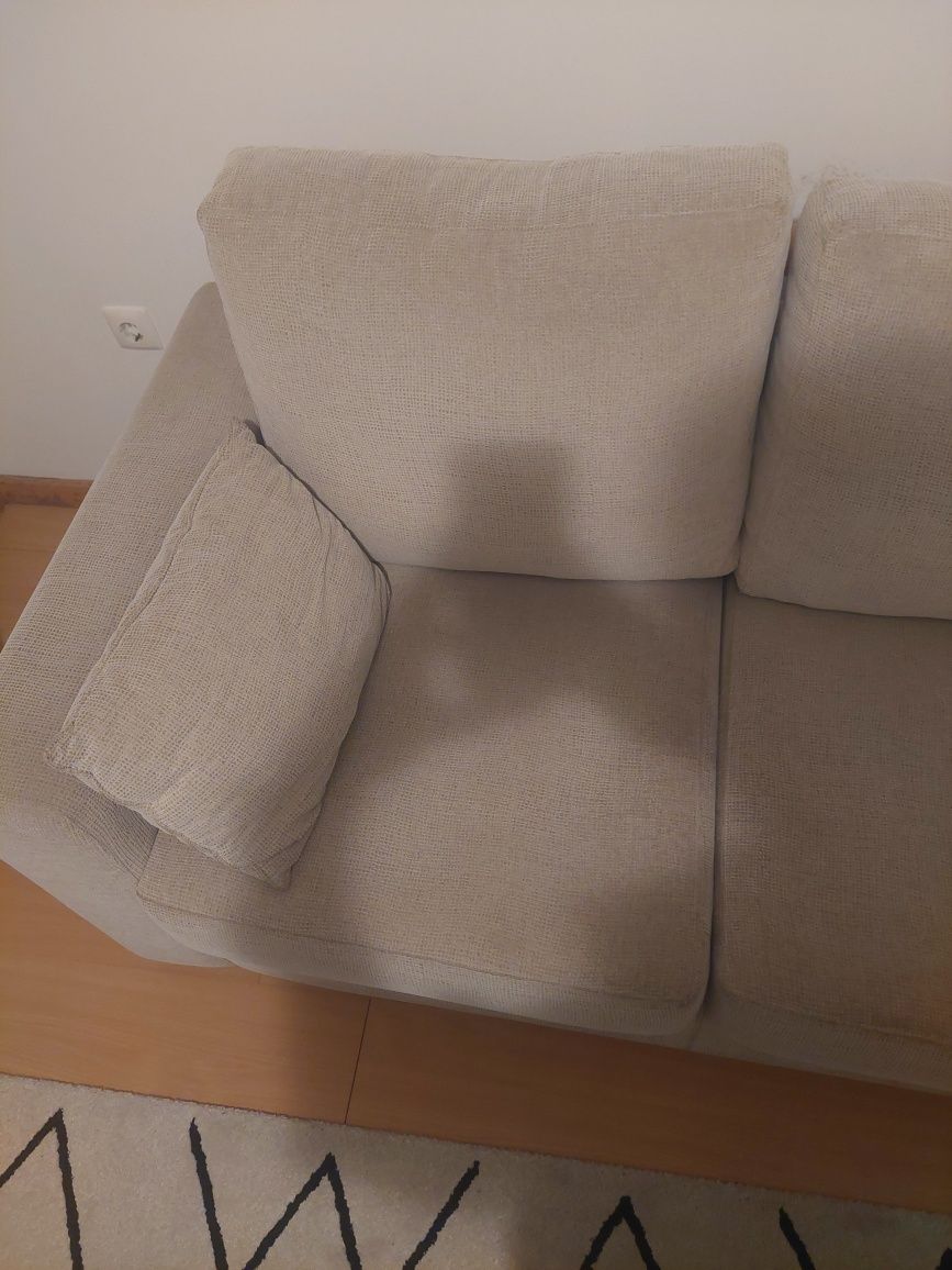 Sofá beje com detalhe em madeira