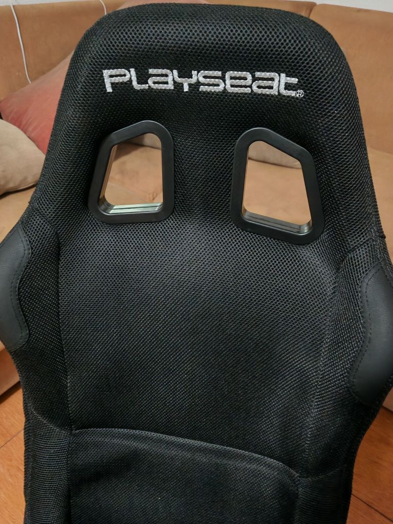 Cadeira Playseat Evolution preta com volante Thrustmaster T248
