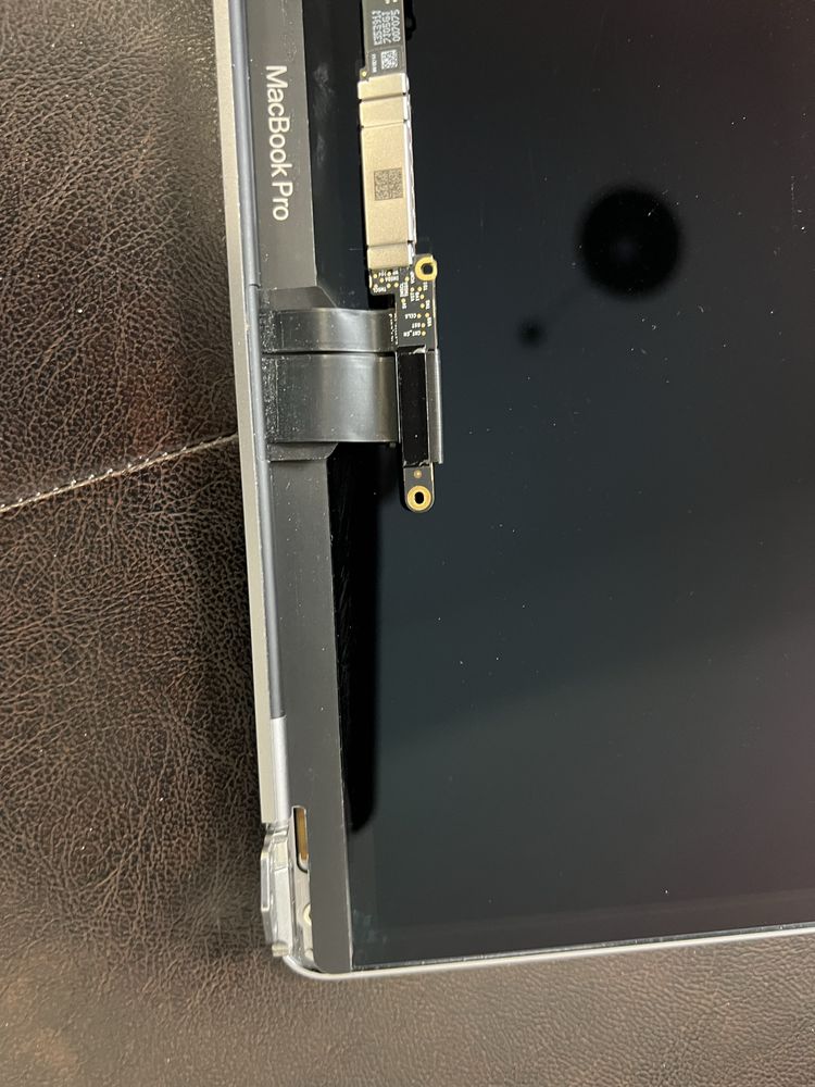 Продам крышку на Macbook A1989 в хорошем состоянии