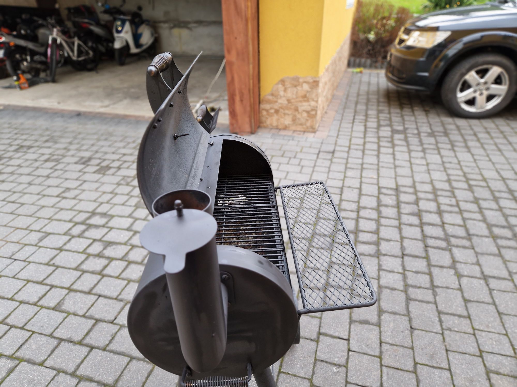 Grill do smażenia i wędzenia