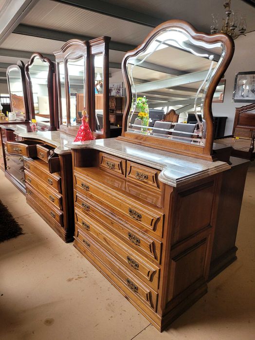 Cómoda em madeira maciça com tampo em pedra e espelho -