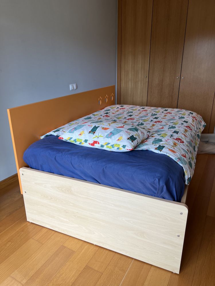 Cama de crianca com colchao e estrado