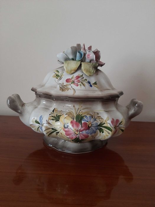 Sopeira em porcelana decorada e com aplique de flores na tampa