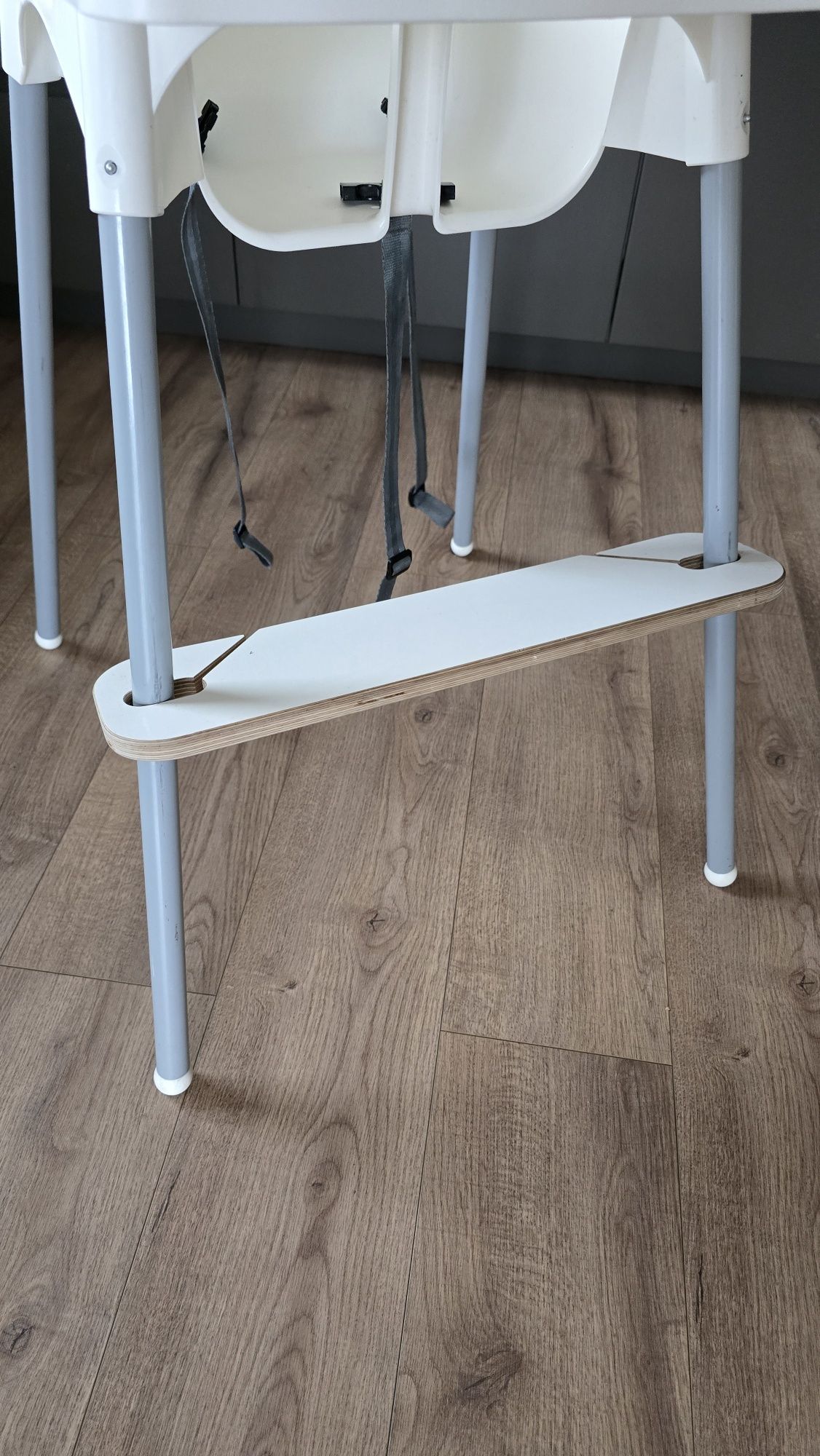 Fotelik do karmienia IKEA z regulowanym podnóżkiem