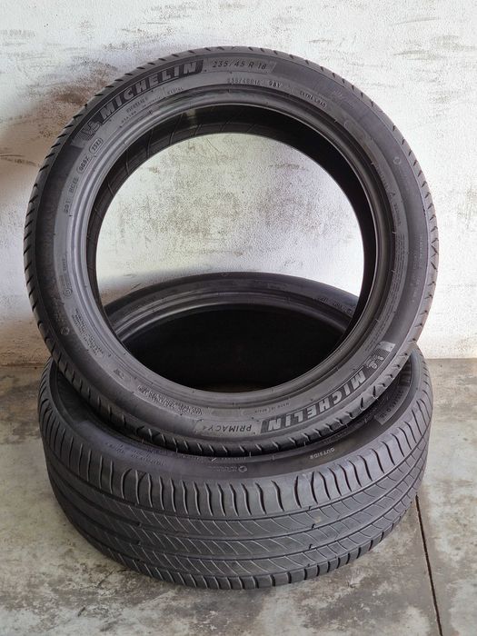 2 Pneus MICHELIN Semi Novos 235/45R18