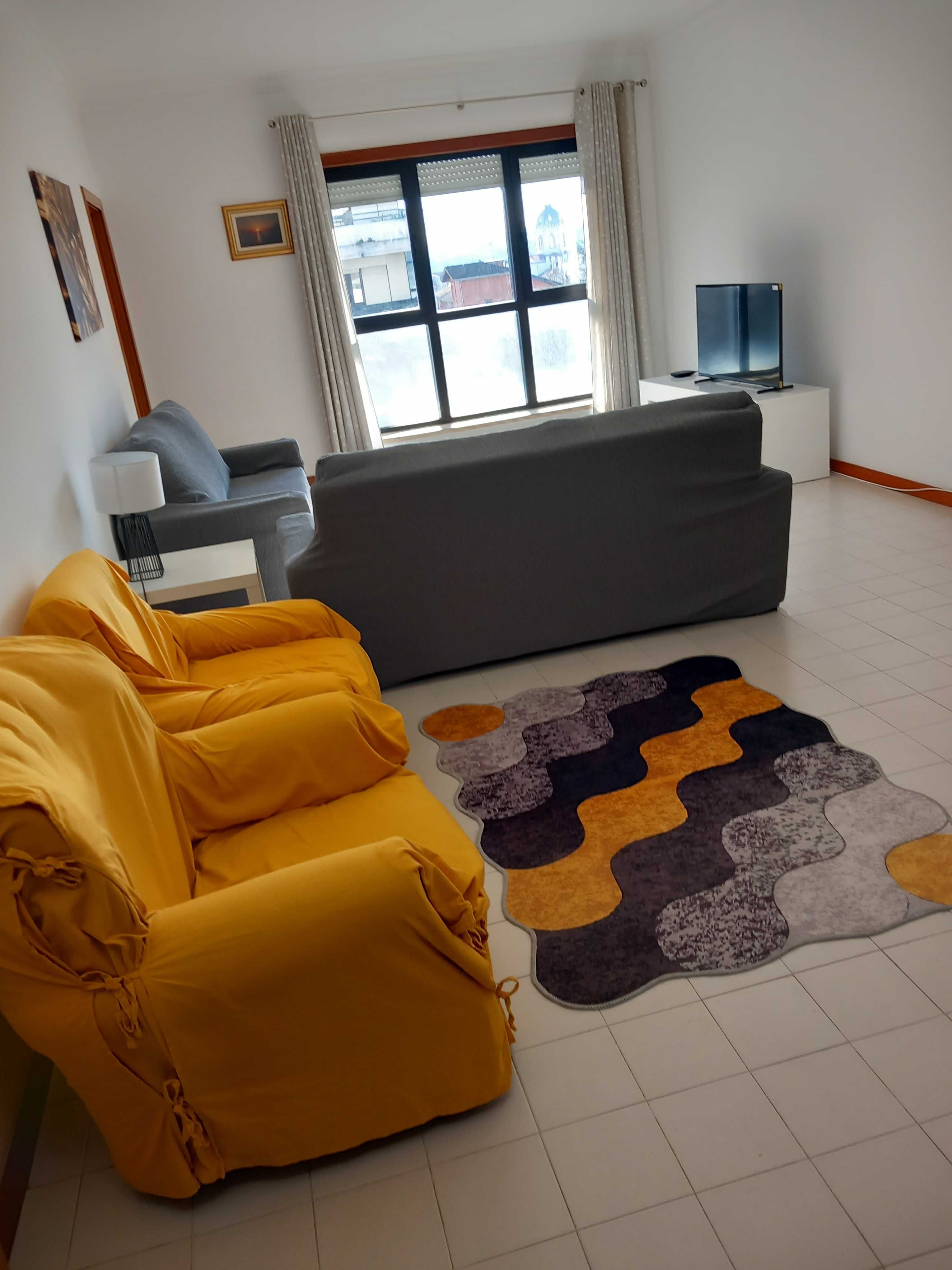 Quartos para alugar a raparigas estudantes junto às faculdades