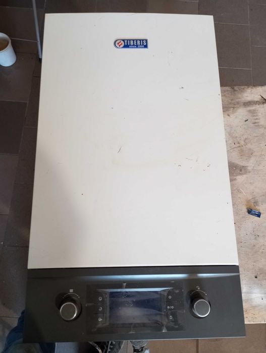 Продам газовый двухконтурный дымоходный котел. Полностью исправен.