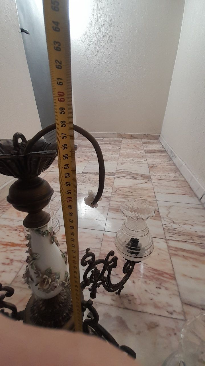 Candeiro de porcelana e latão