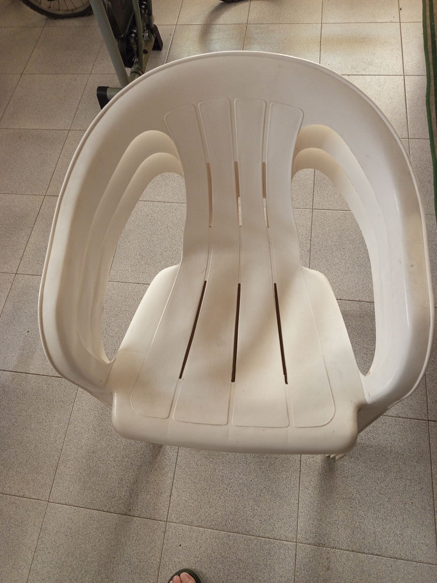 Cadeira em plástico 3 = 10€