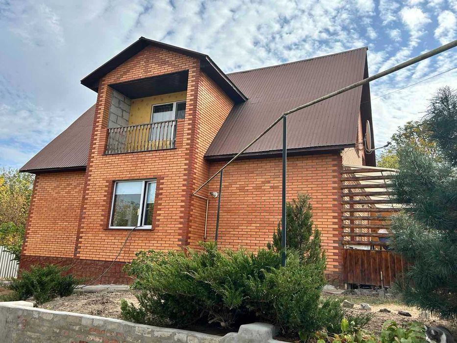 Продам 2х этажный дом в Люботине постройки 2015г.