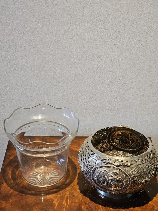 Wazon że srebra bogato zdobiony z reliefem rocaille