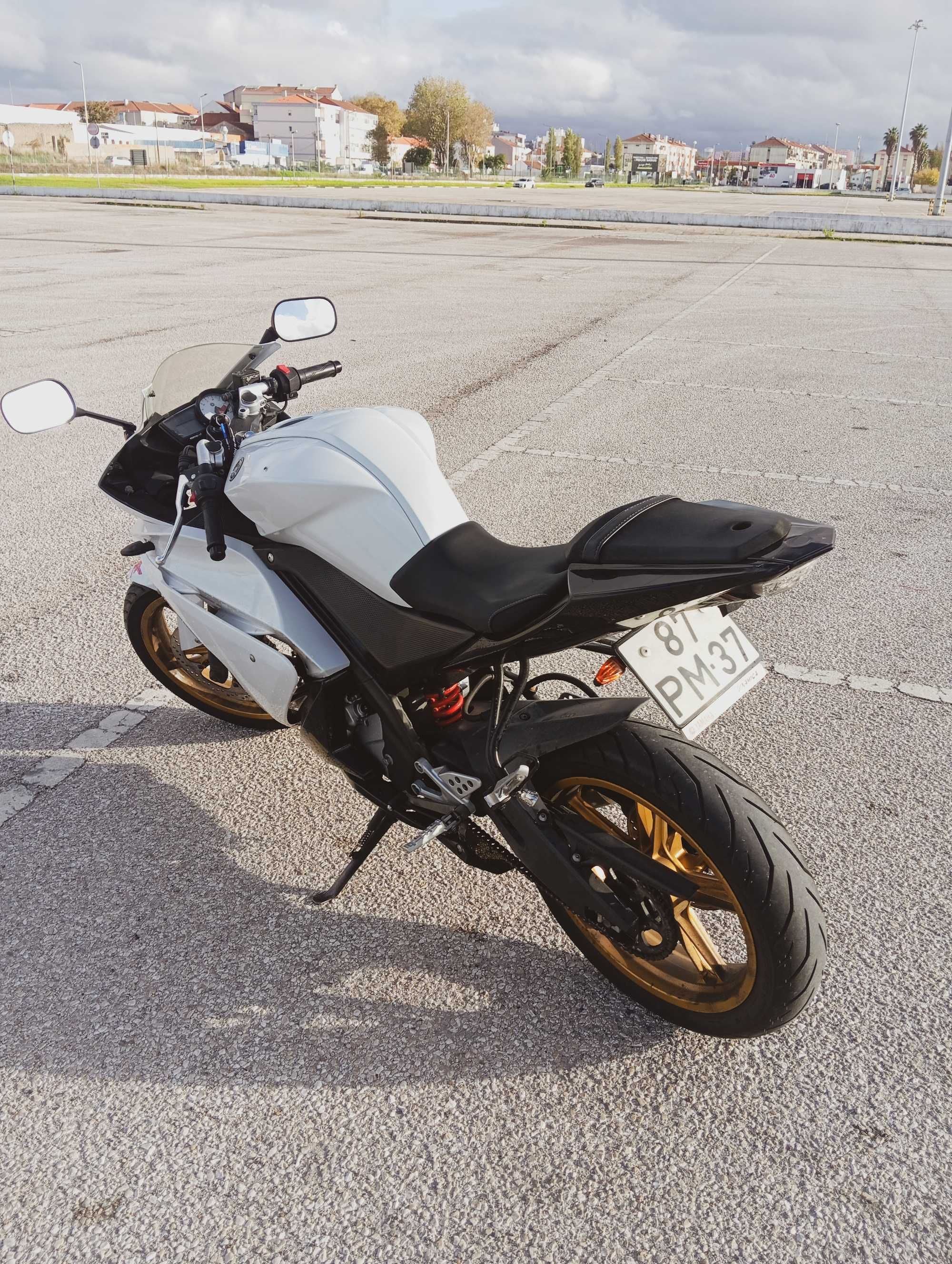 Yamaha YZF R125 White Version