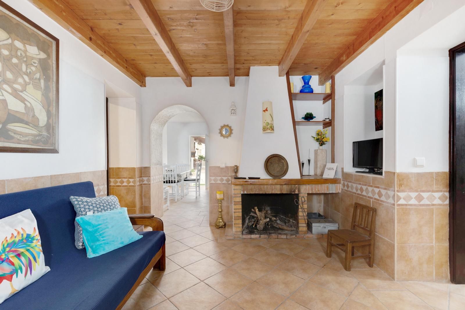 Casa térrea c quintal,t2+1 na EN120 / Rogil-Algarve. Animais. Julho pr