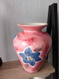 Piekny porcelanowy wazon w kolorze różowego maku. Dizajn.