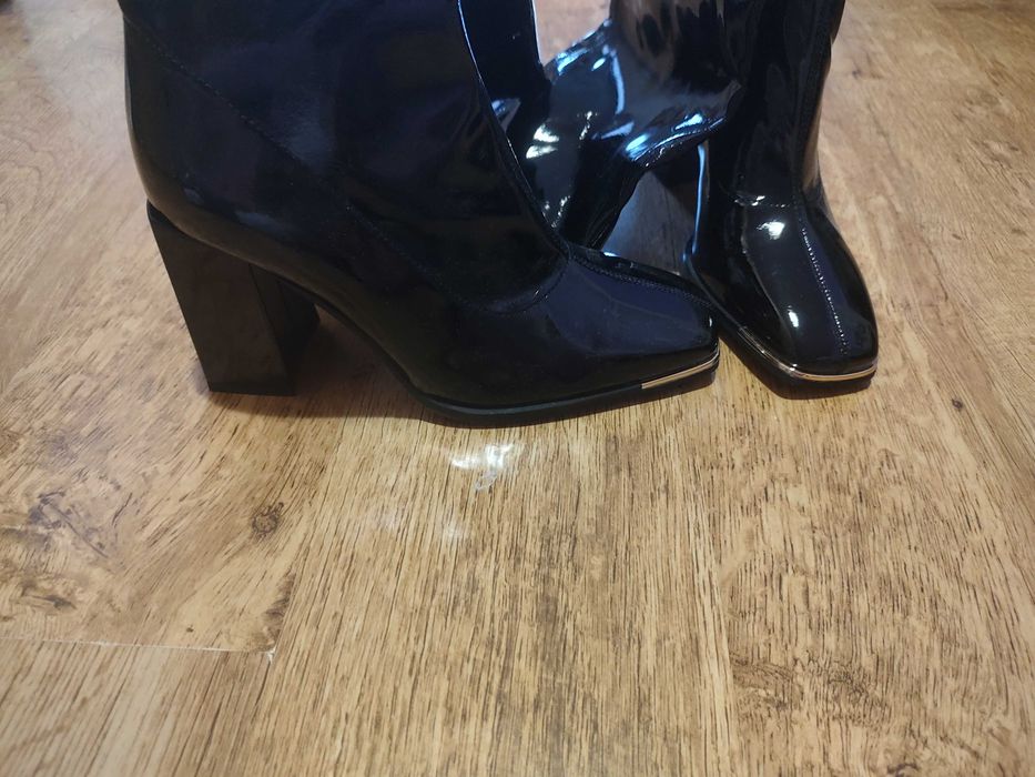 Nowe kozaczki ze złota wstawką