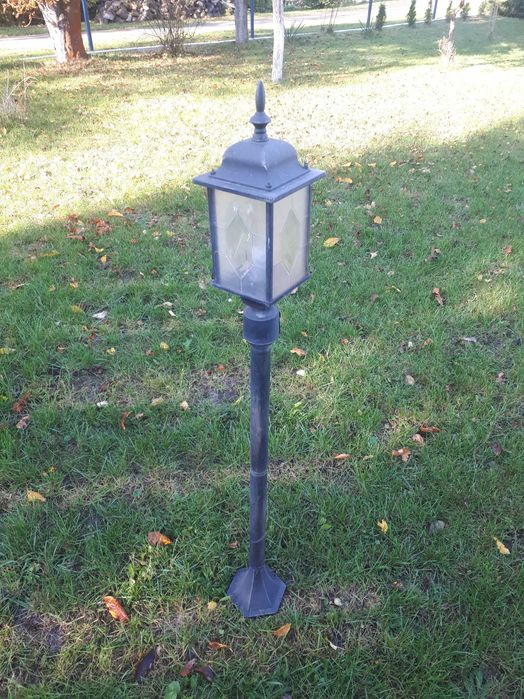 Piekna metalowa zabytkowa ogrodowa latarnia