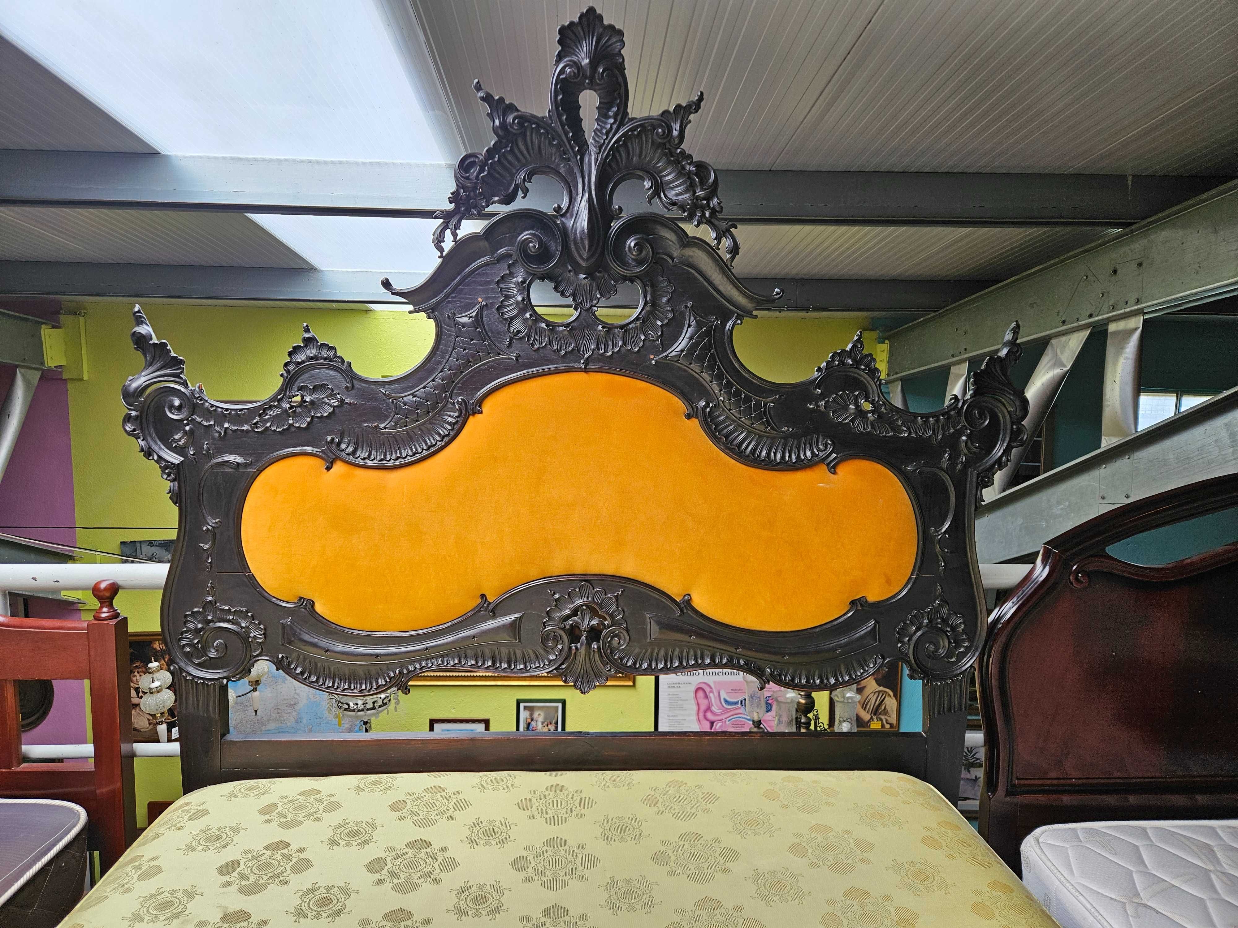 Cama antiga em madeira maciça com estrado e colchão - Muito bo