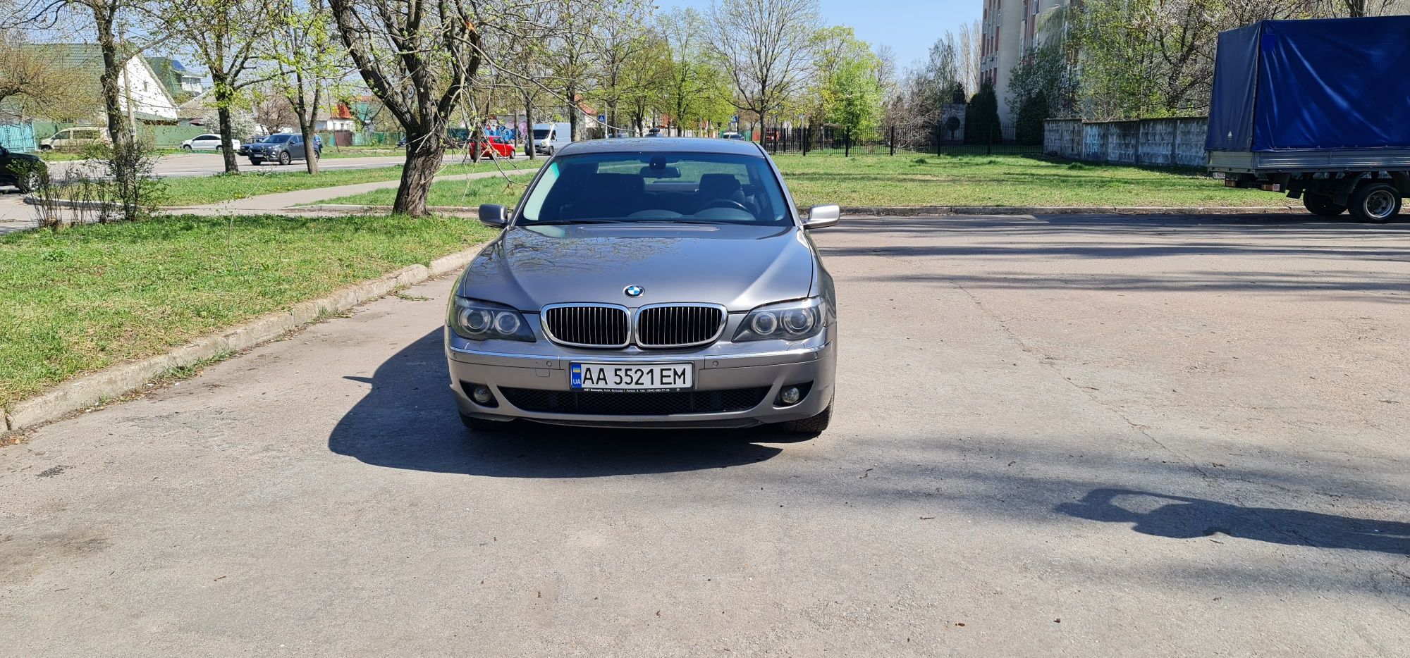 Автомобіль BMW 740 Li